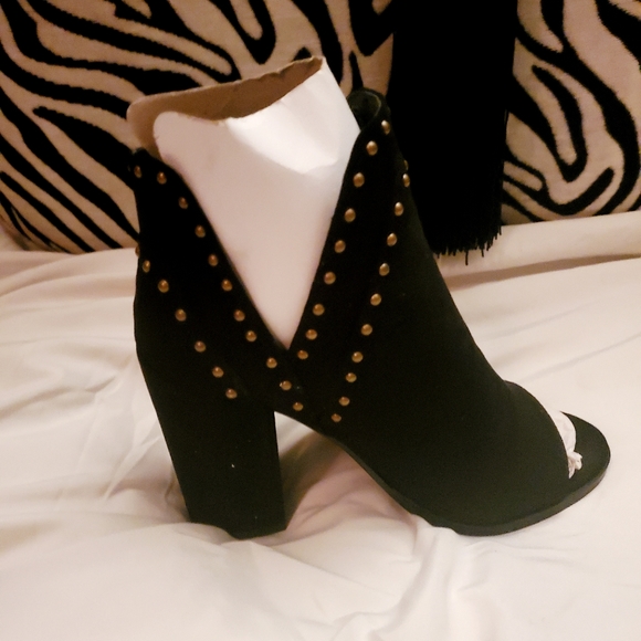 Shoes - Picture 7 of 9